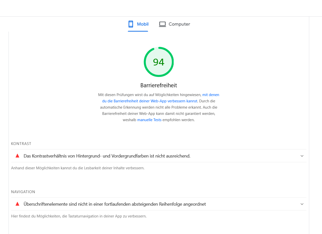 Der Audit bemängelt hier bei einer Webseite ein nicht ausreichendes Kontrastverhältnis an einer Stelle und die logische Reihenfolge der Überschriftenelemente.
