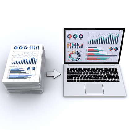 Ein Stapel Papier, der zu einer Grafik auf einem Laptop umgewandelt wird.